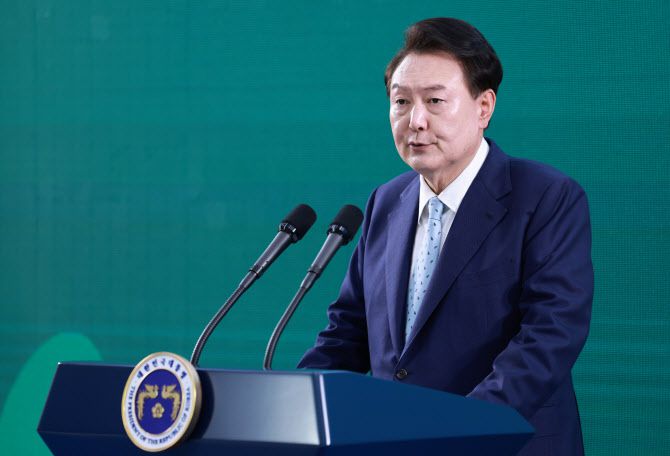 윤석열 대통령이 26일 서울 광진구 보건복지부 국립정신건강센터에서 열린 ‘정신건강정책 혁신위원회 1차 회의’에서 발언하고 있다.(사진=연합뉴스)