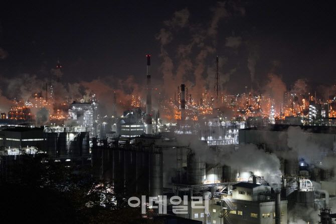 지난 2019년 전남 여수산업단지 굴뚝에서 연기가 피어오르고 있는 모습 (사진=그린피스 제공)