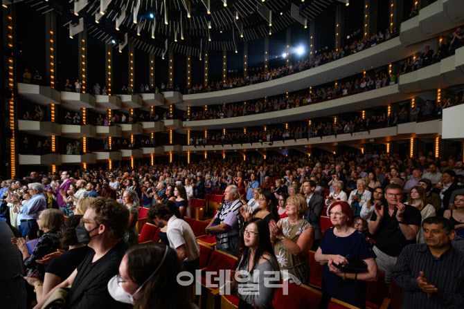 지난 25일 캐나다 오타와의 캐나다 국립아트센터 사우덤홀에서 열린 국립국악관현악 ‘이음’ 공연. (사진=한국국제문화교류진흥원)