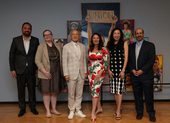 유인촌(왼쪽 세번째) 문화체육관광부 장관이 28일(현지시간) 미국 로스앤젤레스 미국 배우·방송인 조합(SAG-AFTRA) 회관을 방문해 프란 드레셔 회장(네 번째)을 비롯한 관계자들과 기념촬영을 하고 있다(사진=문체부 제공).