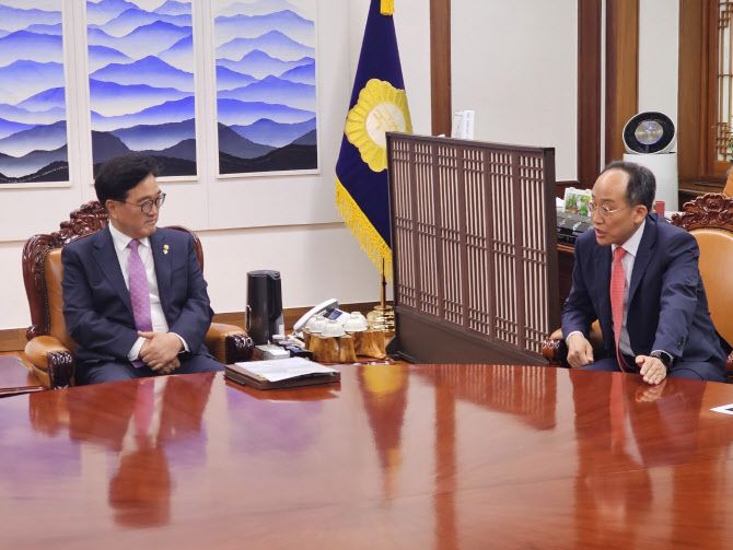 추경호(오른쪽) 국민의힘 원내대표가 2일 국회에서 채해병 특검법 본회의 상정과 관련해 우원식 국회의장을 항의 방문하고 있다. (사진=국민의힘)