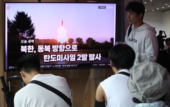 북한이 1일 탄도미사일 2발을 발사하며 닷새 만에 도발을 재개했다. 합동참모본부에 따르면 우리 군은 이날 황해남도 장연 일대에서 오전 5시 5분쯤과 5시 15분쯤 동북 방향으로 발사된 탄도미사일 2발을 각각 포착했다. 첫번째로 발사된 단거리 탄도미사일(SRBM)은 600여㎞를 비행해 함경북도 청진시 앞바다(동해상)에 탄착한 것으로 우리 군은 파악하고 있다. 이 SRBM은 북한판 이스칸데르 KN-23으로 분석되고 있다. 두번째로 발사된 탄도미사일은 120여㎞를 비행했다. 사거리만 봤을 땐 근거리(CRBM) 또는 SRBM으로 추정되며, 발사 실패 가능성도 제기된다. 이날 오전 서울 중구 서울역 대합실에서 시민들이 북한의 탄도미사일 발사 소식을 뉴스로 접하고 있다.(사진=뉴스1)