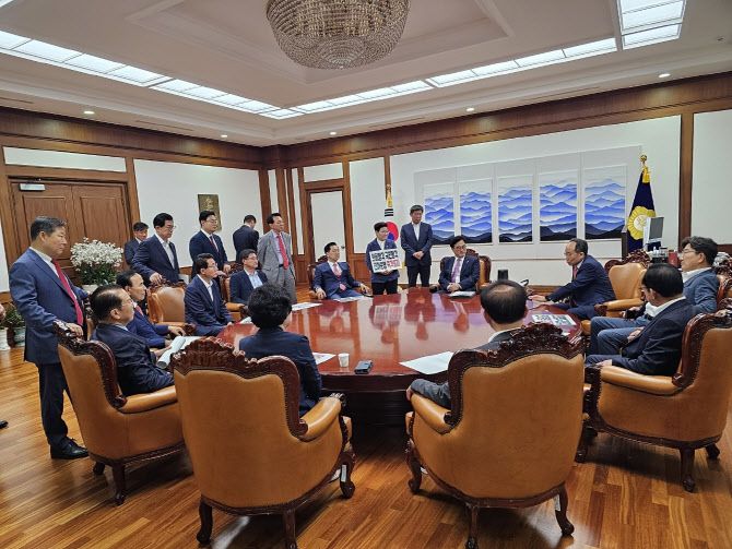 추경호 원내대표를 비롯한 국민의힘 원내 지도부가 2일 국회에서 채해병 특검법 본회의 상정과 관련해 우원식 국회의장을 항의 방문하고 있다. (사진=국민의힘)