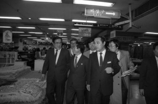 1985년 12월 북한기자들이 롯데백화점을 관광하고 있다.(사진=한국정책방문원)