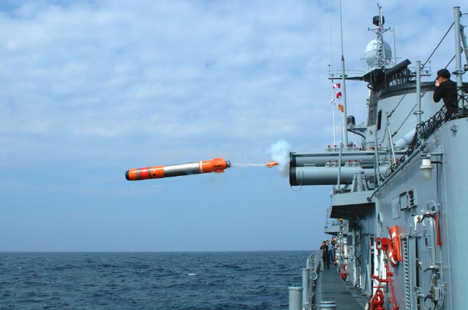 독자 개발 경어뢰인 ‘청상어’의 수상함 발사 장면 (사진=국방과학연구소)