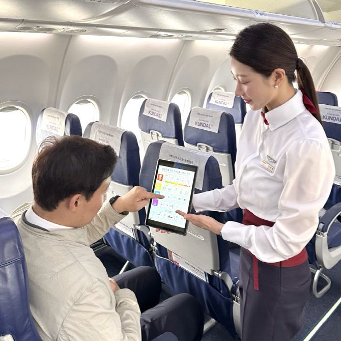 이스타항공 승객이 기내 의사소통카드를 통해 승무원과 소통하고 있다. (사진=이스타항공)