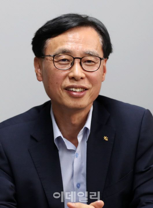 [이데일리 김태형 기자] 정신동 KB경영연구소장이 3일 이데일리와 인터뷰에서 금융 시장 전망 및 경쟁 촉진 방안에 대해 설명하고 있다.