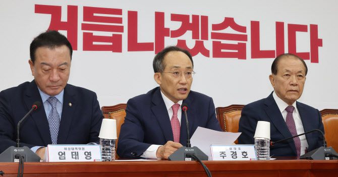 추경호 국민의힘 원내대표(가운데)가 4일 오전 국회에서 열린 비상대책위원회의에서 발언하고 있다.(사진=연합뉴스 제공)