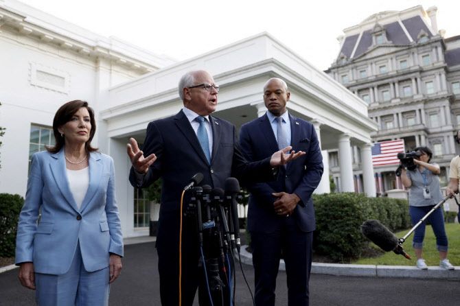 캐시 호컬 뉴욕 주지사, 팀 월즈 미네소타 주지사, 웨스트 무어 메릴랜드 주지사가 3일(현지시간) 워싱턴 DC 백악관에서 조 바이든 미국 대통령과의 회동 후 기자들과 이야기를 나누고 있다. (사진=AFP)