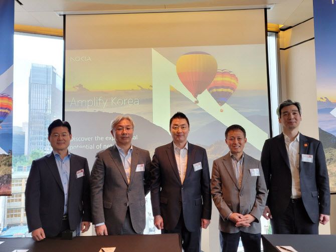 3일 노키아코리아 앰플리파이 코리아 행사에 참석한 임원들. 왼쪽부터 백진기 총괄, 한효찬 CTO, 안태호 대표, 한주호 총괄, 노키아 조봉열 박사다. 사진=노키아코리아