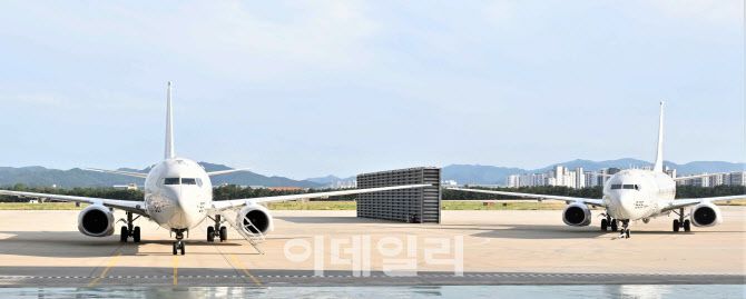 대한민국 해군의 P-8A 포세이돈이 경북 포항 해군항공사령부 활주로에 주기해 있다. (사진=해군)