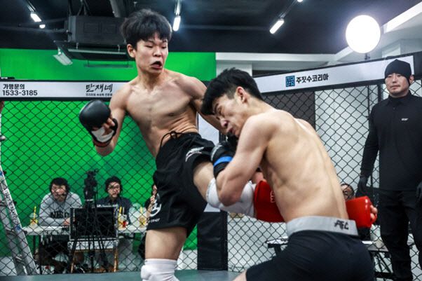 지난 4월 KMMA 초대 플라이급 타이틀전에 출전한 이영웅(왼쪽)이 박찬수에게 강력한 왼발킥을 날리고 있다. 사진=KMMA