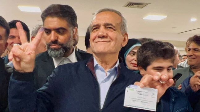 지난달 28일(현지시간) 이란 대선 투표 후 취재진을 향해 웃어보이는 마수드 페제시키안 후보. (사진=페제시키안 캠프)