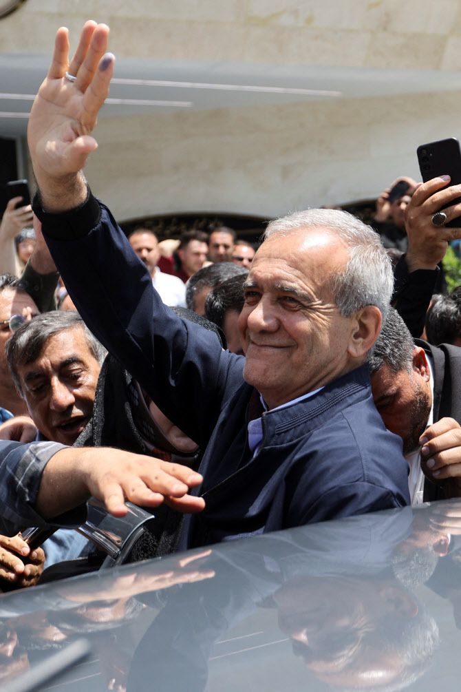 이란 대통령으로 당선된 온건 개혁파 마수드 페제시키안 후보가 손을 흔들고 있다. (사진=AFPBBNews)