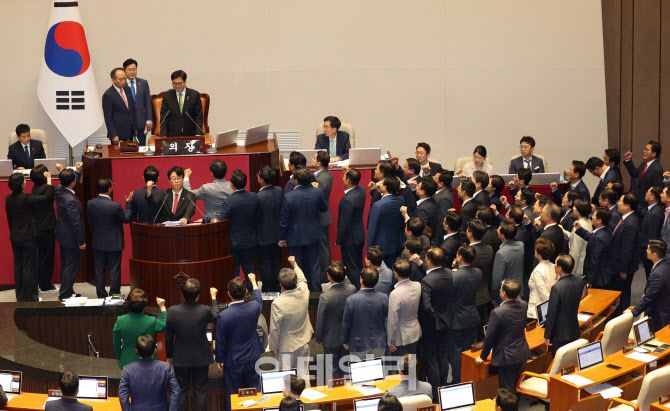 우원식 국회의장이 4일 오후 서울 여의도 국회에서 열린 제415회 국회(임시회) 제5차 본회의에서 ‘채해병 특검법’ 관련 필리버스터(무제한 토론)를 중단하는 표결을 진행하려 하자 국민의힘 의원들이 국회의장석 앞을 찾아가 항의하고 있다.(사진=노진환 기자)