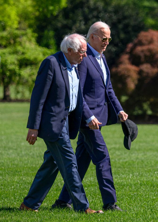 조 바이든 미국 대통령이 지난 4월 22일 워싱턴 DC 백악관에 도착해 버몬트 무소속 버니 샌더스 상원의원과 함께 남쪽 잔디밭을 걷고 있다.(사진=AFP)