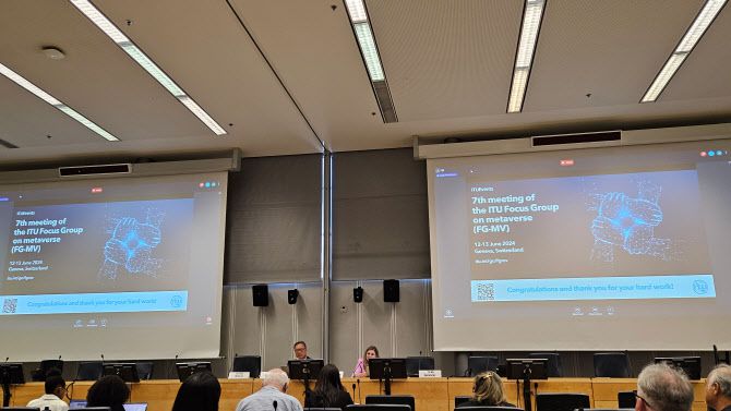 ETRI 강신각 책임연구원이 FG-MV 의장으로 회의를 주재하고 있는 모습