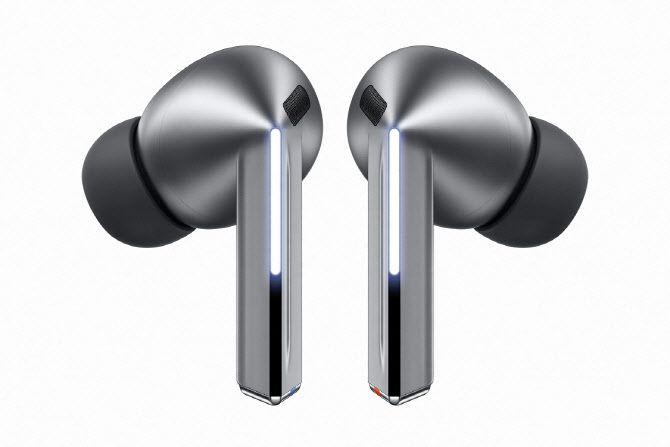 갤럭시 버즈3 프로 실버 모델. 날렵한 기둥인 블레이드 디자인을 채택했다.(사진=삼성전자)