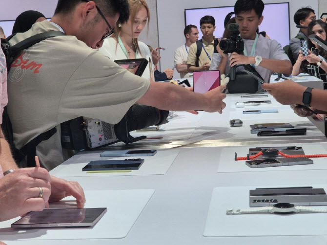 10일(현지시간) 프랑스 파리에서 열린 갤럭시 언팩 2024에서 갤럭기Z 폴드6를 사용해보는 사람들(사진=임유경 기자)