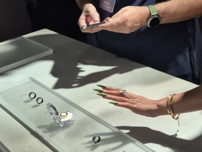 10일(현지시간) 프랑스 파리에서 열린 갤럭시 언팩 2024에서 갤럭시 링을 착용해보는 사람들(사진=임유경 기자)