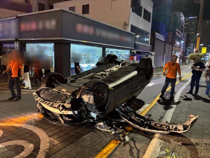 전도된 승용차 (사진=해운대 경찰청 제공)