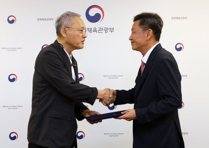 유인촌 문화체육관광부 장관이 15일 서울 종로구 국립현대미술관 서울관에서 원만식 국악방송 사장에게 임명장을 수여하고 있다.(사진=문화체육관광부 제공).