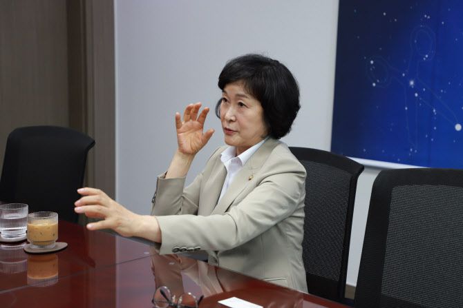 오세희 더불어민주당 의원이 12일 서울 영등포구 국회의원회관에서 이데일리와 인터뷰를 하고 있다.(사진=오세희 의원실)