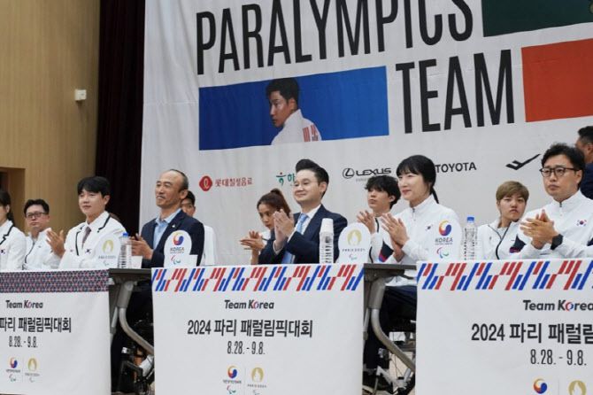 박수 치는 배동현 선수단장