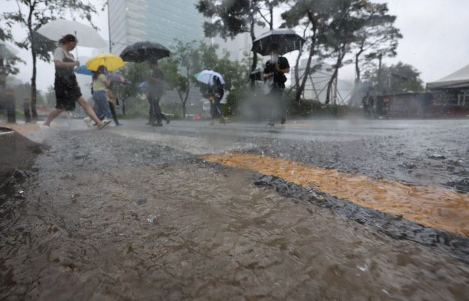 서울 전역에 호우경보가 발효된 17일 오전 서울 중구 청계광장에서 우산을 쓴 시민들이 발걸음을 재촉하고 있다. (사진=뉴시스)