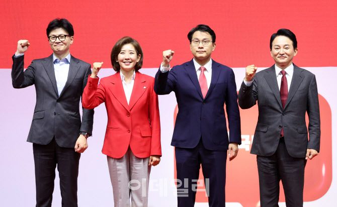 한동훈·나경원·윤상현·원희룡 국민의힘 당대표 후보가 17일 경기도 고양시 소노 아레나에서 열린 제4차 전당대회, 서울·인천·경기·강원 합동연설회에서 무대에 올라 기념촬영을 하고 있다. (사진=노진환 기자)