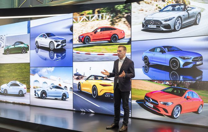 마티아스 바이틀 메르세데스-벤츠 코리아 대표이사 사장이 ‘드림 라이드 인 부산’ 행사에서 차량을 소개하고 있다. (사진=메르세데스-벤츠 코리아)