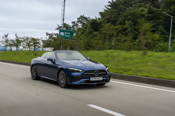 17일 부산광역시에서 메르세데스-벤츠 CLE 카브리올레 차량이 달리고 있다. (사진=메르세데스-벤츠 코리아)