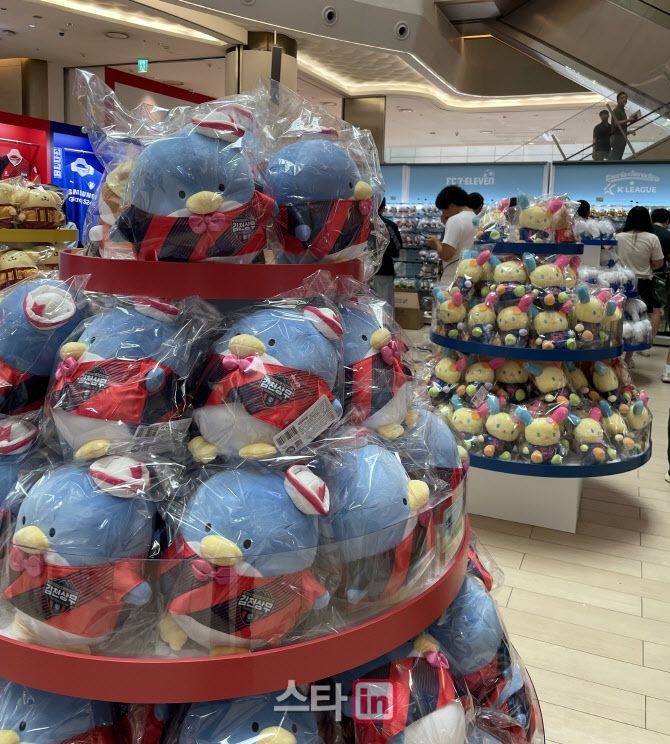 ‘FC 세븐일레븐 with K리그x산리오캐릭터즈 팝업 스토어’ 현장 모습.
