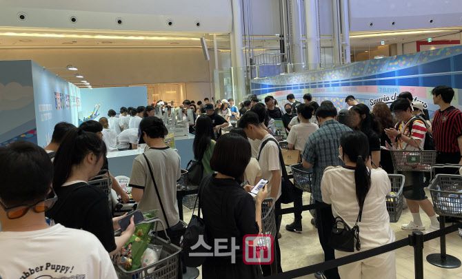 물품 구매를 위해 계산을 기다리는 모습.