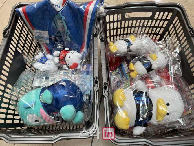 팬들이 팝업 스토어에서 구입한 상품.