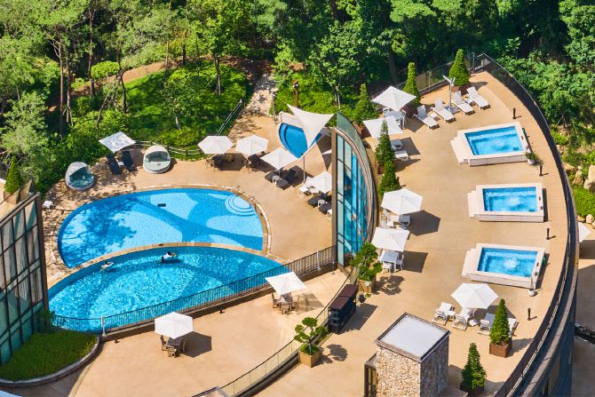 파라스파라 서울의 야외 라운드 풀과 루프탑 자쿠지 전경