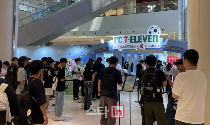 팝업 스토어 입구에서 입장을 기다리는 모습.