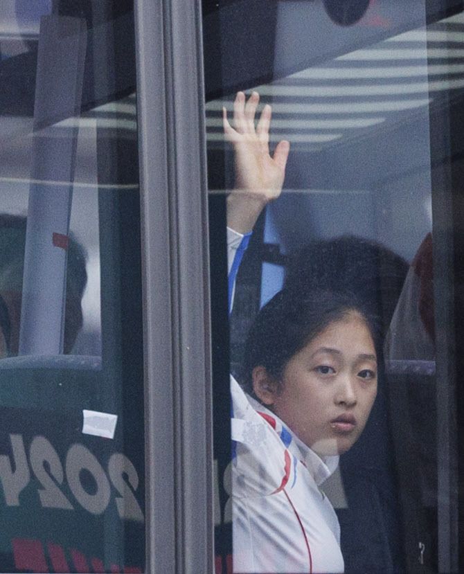 북한의 체조 간판 안창옥이 버스 안에서 북한 관계자들에게 손을 흔들고 있다. 사진=연합뉴스