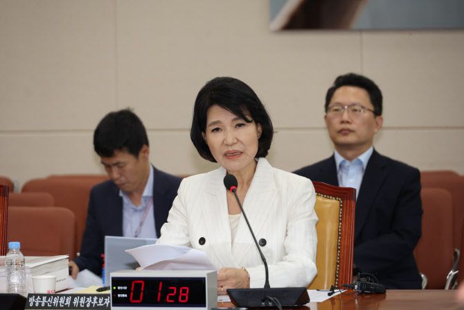 이진숙 방송통신위원장 후보자가 24일 서울 여의도 국회 과학기술정보방송통신위원회에서 열린 인사청문회에서 발언하고 있다.(사진=연합뉴스)
