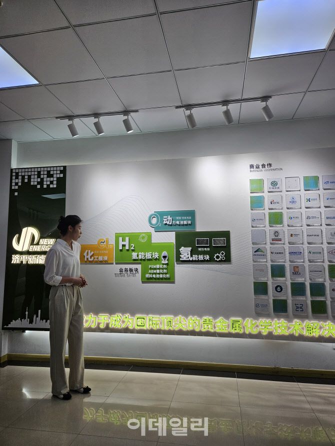 중국 상하이에서 상하이지핑신에너지 관계자가 회사 사업에 대해 설명하고 있다. (사진=이데일리 이명철 특파원)