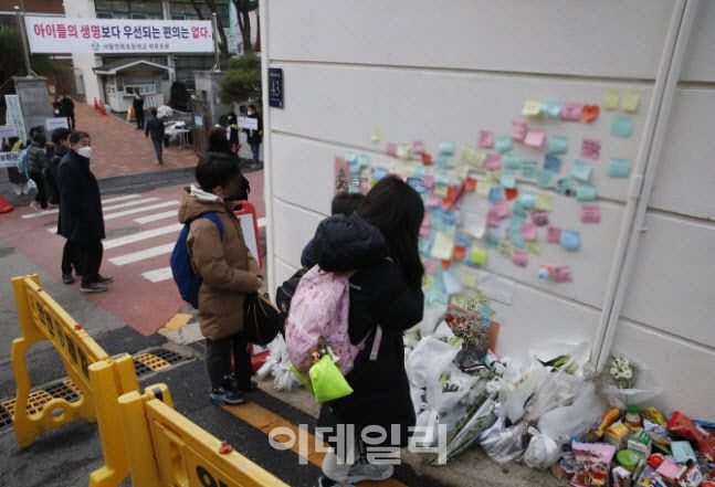 2022년 12월 13일 서울 강남구 언북초 앞 스쿨존 음주운전 사고현장을 지나는 학생들이 음주운전 차량에 치어 숨진 이동원 군을 추모하고 있다 (사진=뉴시스)