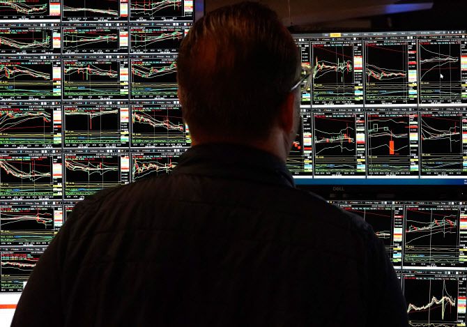 뉴욕증권거래소(NYSE)에서 한 트레이더가 업무를 보고 있다.(사진=AFP)