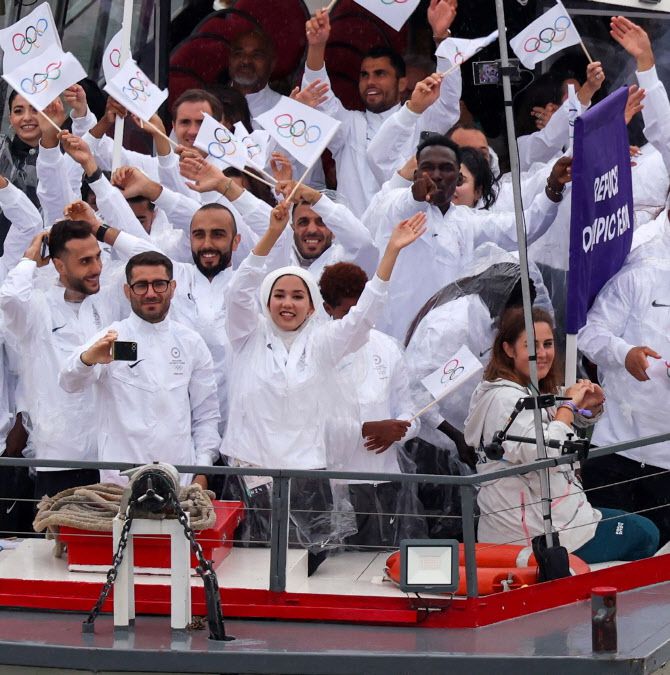 파리올림픽 개막식 난민 선수단. 사진=삼성전자