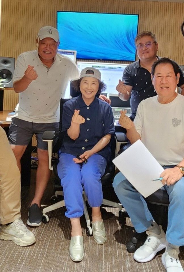 김흥국과 고두심, 현석 내레이터.