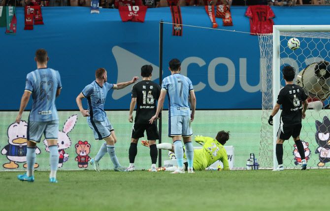 31일 서울월드컵경기장에서 열린 2024 쿠팡플레이 시리즈 토트넘과 팀 K리그의 경기. 데얀 클루세브스키가 첫 골을 넣고 있다. 사진=연합뉴스