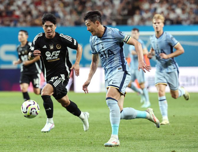 31일 서울월드컵경기장에서 열린 2024 쿠팡플레이 시리즈 토트넘과 팀 K리그의 경기. 토트넘 손흥민이 드리블을 하고 있다. 사진=연합뉴스