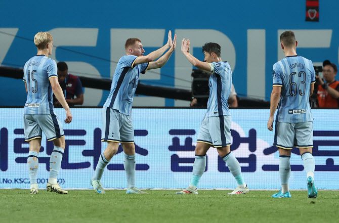 31일 서울월드컵경기장에서 열린 2024 쿠팡플레이 시리즈 토트넘과 팀 K리그의 경기. 데얀 클루세브스키가 첫 골을 넣고 손흥민과 하이파이브하고 있다. 사진=연합뉴스