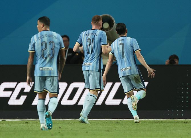 31일 서울월드컵경기장에서 열린 2024 쿠팡플레이 시리즈 토트넘과 팀 K리그의 경기. 토트넘 손흥민이 골을 넣고 관객들을 향해 세리머니를 하고 있다.사진=연합뉴스