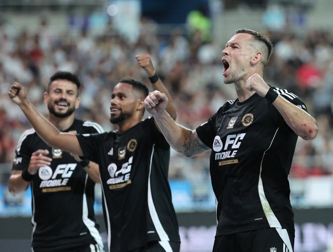 31일 서울월드컵경기장에서 열린 2024 쿠팡플레이 시리즈 토트넘과 팀 K리그의 경기. 팀 K리그 일류첸코가 두번째 골을 넣고 동료와 세리머니하고 있다. 사진=연합뉴스