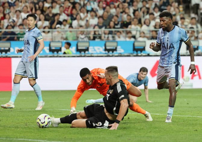 31일 서울월드컵경기장에서 열린 2024 쿠팡플레이 시리즈 토트넘과 팀 K리그의 경기. 팀 K리그 일류첸코가 첫번째 골을 넣고 있다. 사진=연합뉴스